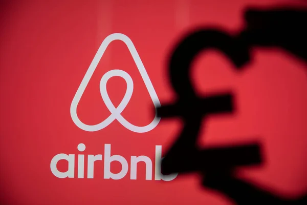 LONDRES, Reino Unido - 15 de maio de 2020: Airbnb casa de férias logotipo do aluguel com um símbolo de libra — Fotografia de Stock