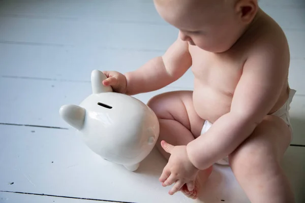 Τα μαζεύω για το μέλλον. Χαριτωμένο μωρό με κουτί χρημάτων. — Φωτογραφία Αρχείου