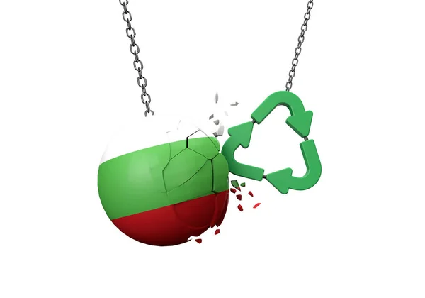 Grünes Recycling-Symbol kracht in einen Ball mit bulgarischer Flagge. 3D-Rendering — Stockfoto