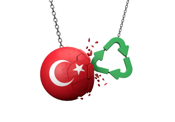 Símbolo de reciclagem verde colidindo com uma bola de bandeira da Turquia. Renderização 3D — Fotografia de Stock