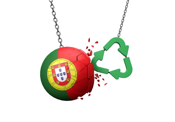 Símbolo de reciclaje verde estrellándose contra una pelota bandera de Portugal. Renderizado 3D — Foto de Stock