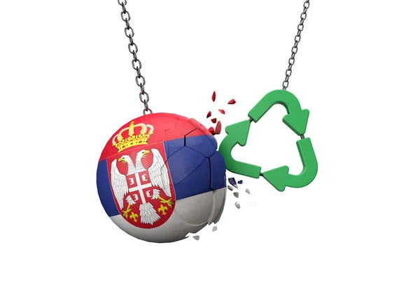 Πράσινο σύμβολο ανακύκλωσης συντρίβεται σε μπάλα σημαίας της Σερβίας. 3D απόδοση — Φωτογραφία Αρχείου