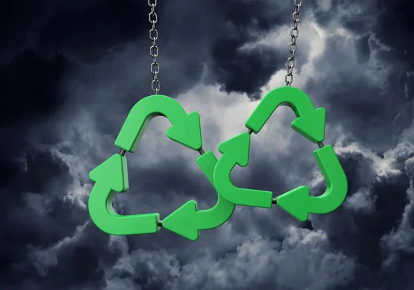 Grön återvinningssymbol hängande i en kedja mot mörka moln. 3D-återgivning — Stockfoto