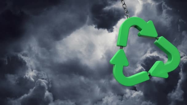 Zielony symbol recyklingu zwisający z łańcucha. Renderowanie 3D — Wideo stockowe