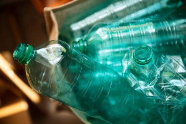 Kullanılmış yeşil plastik şişe koleksiyonu geri dönüşüme hazır.