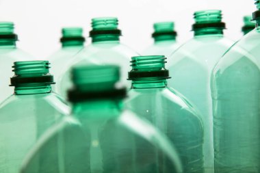 Yeşil plastik su şişelerini kapatın. Ev geri dönüşümü