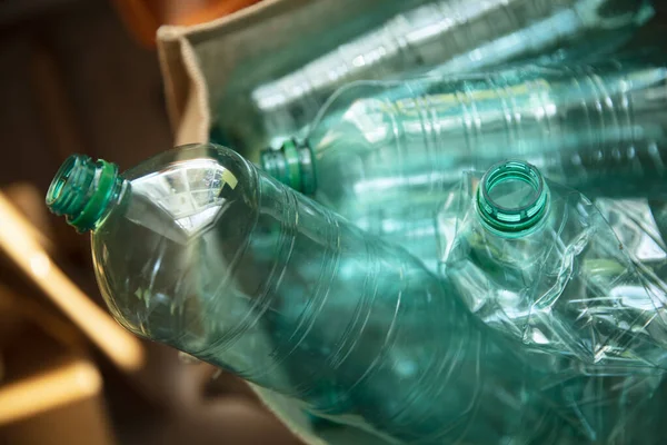Una colección de botellas de plástico verde usadas listas para ser recicladas —  Fotos de Stock