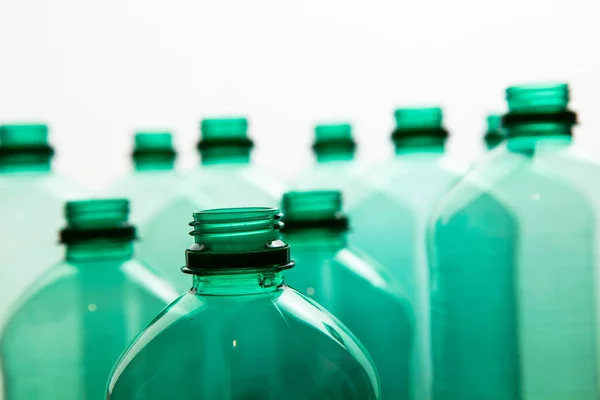 Закрыть зеленые пластиковые бутылки с водой. Бытовая переработка — стоковое фото