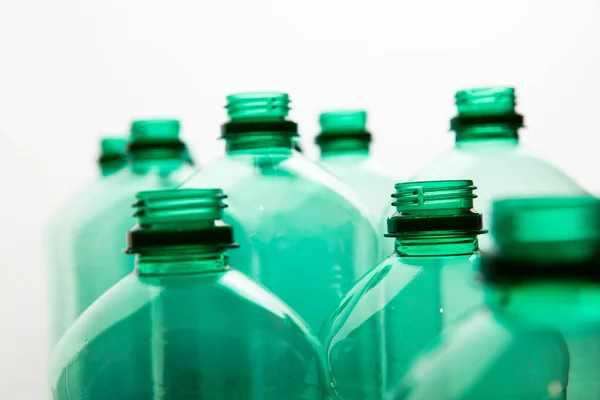 緑色のプラスチック製の水ボトルを閉じます。家庭リサイクル — ストック写真