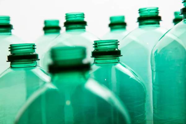 Close up de garrafas de água de plástico verde. Reciclagem das famílias — Fotografia de Stock
