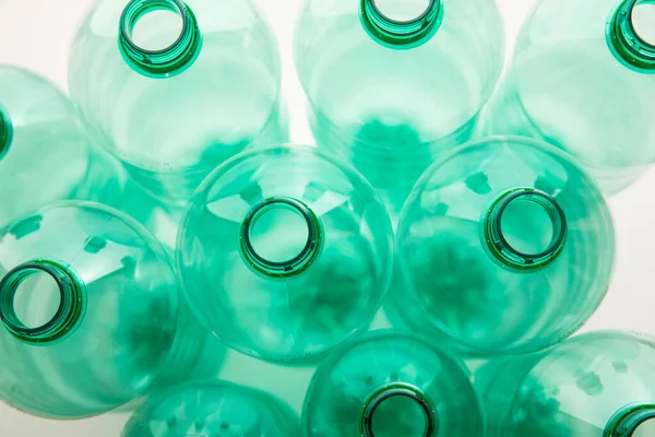 Закрыть зеленые пластиковые бутылки с водой. Бытовая переработка — стоковое фото