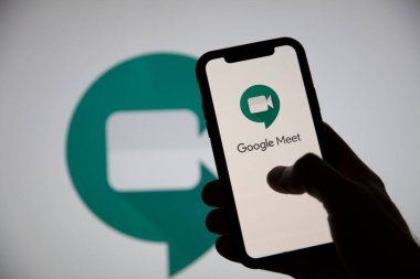LONDON, İngiltere - 22 Mayıs 2020: Google Meet video toplantı logosu bir akıllı telefon ekranında