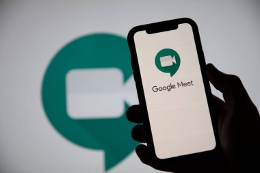 LONDON, İngiltere - 22 Mayıs 2020: Google Meet video toplantı logosu bir akıllı telefon ekranında