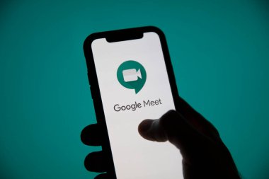 LONDON, İngiltere - 22 Mayıs 2020: Google Meet video toplantı logosu bir akıllı telefon ekranında