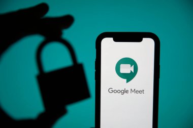 LONDON, İngiltere - 22 Mayıs 2020: Google Meet video toplantı logosu ve güvenlik kilidi