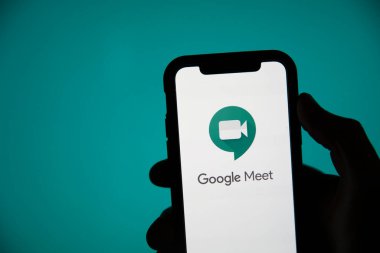 LONDON, İngiltere - 22 Mayıs 2020: Google Meet video toplantı logosu bir akıllı telefon ekranında