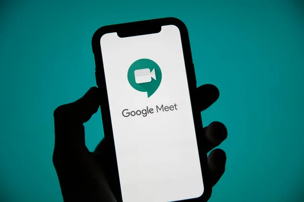 LONDRES, Reino Unido - 22 de maio de 2020: Google Meet vídeo meeting logo on a smartphone screen — Fotografia de Stock