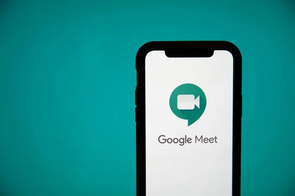 LONDRES, Reino Unido - 22 de maio de 2020: Google Meet vídeo meeting logo on a smartphone screen — Fotografia de Stock