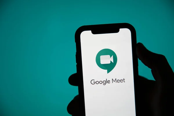 LONDRES, Reino Unido - 22 de maio de 2020: Google Meet vídeo meeting logo on a smartphone screen — Fotografia de Stock