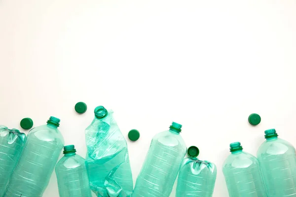 空の緑のプラスチック廃水ボトルリサイクルする準備ができて. — ストック写真