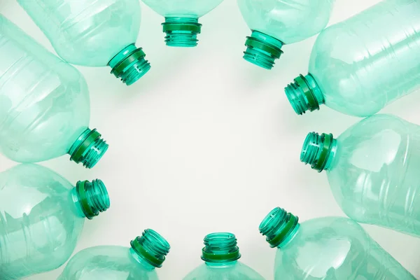 Leere grüne Plastikabwasserflaschen, die recycelt werden können. — Stockfoto