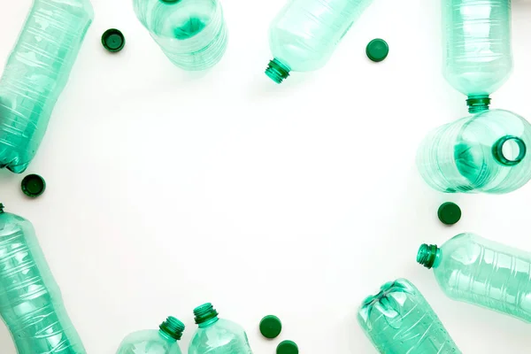Bouteilles d'eaux usées vides en plastique vert prêtes à être recyclées . — Photo