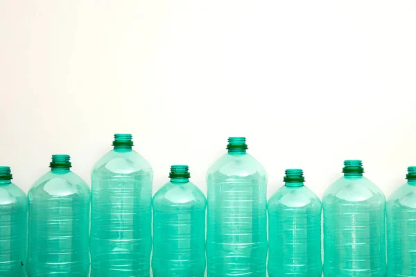 空の緑のプラスチック廃水ボトルリサイクルする準備ができて. — ストック写真