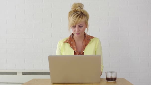 Szczęśliwa Podekscytowana Kobieta Wiwatuje Zadowolony Wyników Laptopie Młoda Blondynka Biznesu — Wideo stockowe
