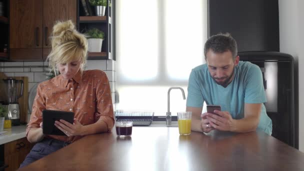 Kocası Mutfakta Karısına Komik Bir Şey Gösteriyor Kadın Sabahları Mutfakta — Stok video