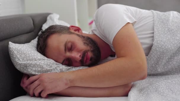 Adam Yatak Odasında Uyanıyor Gözlerini Ovuşturuyor Onun Sabah — Stok video