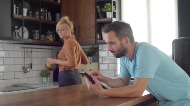 Casal Cozinha Esposa Está Trazendo Suco Café Para Uma Mesa — Vídeo de Stock