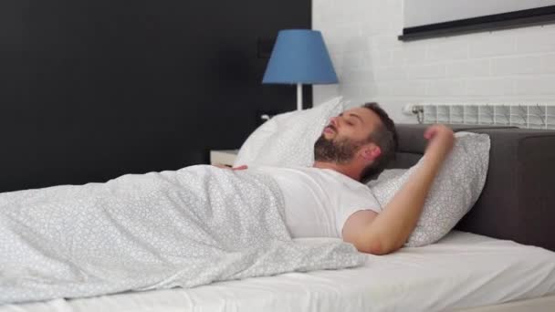 Мужчина Просыпается Своей Спальне Растягивается Утро — стоковое видео