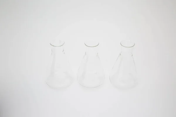 三个科学实验室的玻璃瓶在白色背景下隔离 — 图库照片