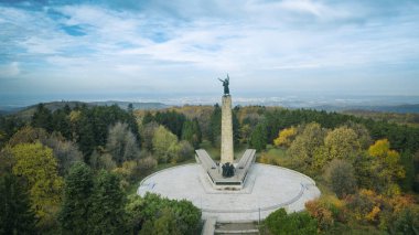 Ormandaki Sfrj mimarisinin hava manzarası. Novi Sad yakınlarında Fruska Gora Dağı.