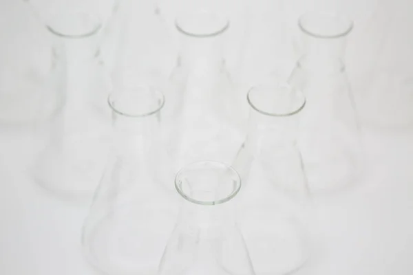 一组科学实验室玻璃瓶，在白色背景下隔离 — 图库照片