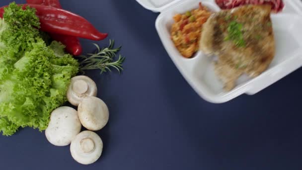 Pakowanie Jedzenia Wynos Styropianowe Pudełko Świeży Posiłek Piersi Kurczaka Ryżu — Wideo stockowe