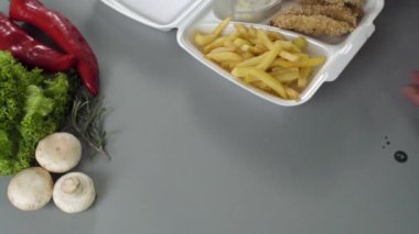 Köpük kutusunda paket yiyecek paketliyorum. Tavuk nugget ve patates kızartmasıyla taze paket yemek. 