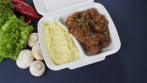 Balení jídla s sebou v polystyrénové krabici. Čerstvé jídlo s gulášem a bramborovou kaší