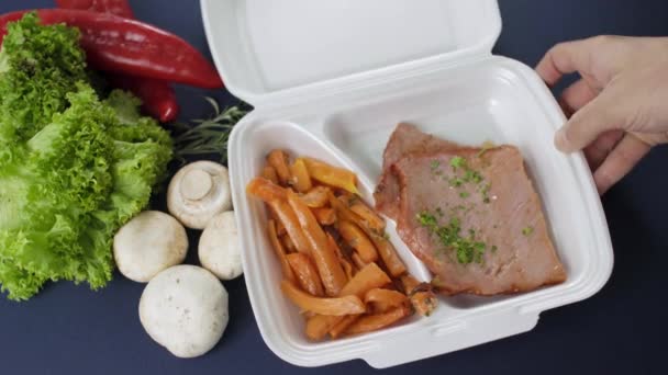 Pakowanie Jedzenia Wynos Styropianowe Pudełko Świeży Posiłek Opakowaniu Wędzoną Polędwicy — Wideo stockowe