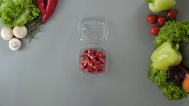 Mengemas Makanan Dalam Kotak Plastik Makanan Segar Dengan Salad — Stok Video