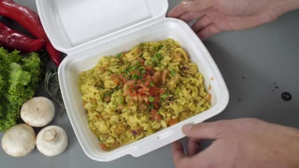 Verpackung Von Lebensmitteln Zum Mitnehmen Styroporbox Frische Lieferpaketmahlzeit Mit Reis — Stockvideo