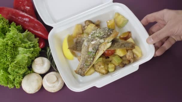 Verpackung Von Lebensmitteln Zum Mitnehmen Styroporbox Frische Lieferpackmehl Mit Fisch — Stockvideo