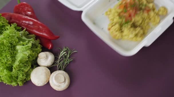 用发泡箱包装外卖食品 配米的新鲜速递套餐 — 图库视频影像