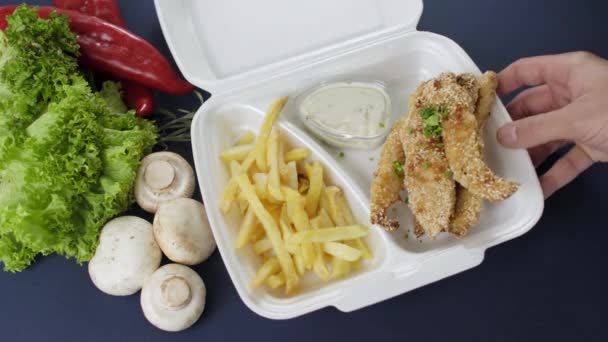 Pakowanie Jedzenia Wynos Styropianowe Pudełko Świeże Dostawy Posiłek Kurczaka Nuggets — Wideo stockowe
