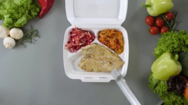 Köpük kutusunda paket yiyecek paketliyorum. Tavuklu taze yemek, sebzeli pilav ve salata.