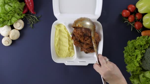 Packing Takeaway Food Styrofoam Box Fresh Delivery Pack Meal Goulash — Stock Video