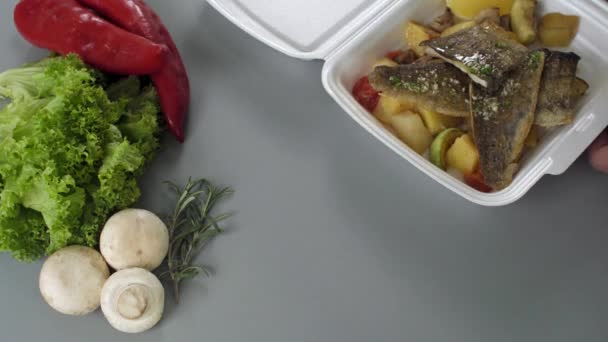 Pakowanie Jedzenia Wynos Styropianowe Pudełko Świeże Dostawy Posiłek Ryb Ziemniaków — Wideo stockowe