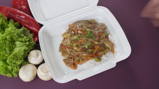 用发泡箱包装外卖食品 新鲜配米和蔬菜的速递套餐 — 图库视频影像