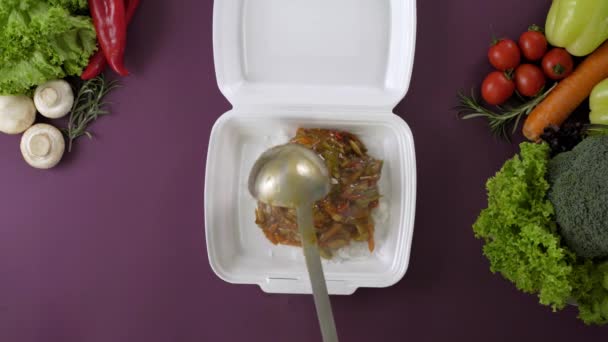 発泡スチロール製の箱に持ち帰り用の食品を詰めます 米や野菜と新鮮な配達パックの食事 — ストック動画