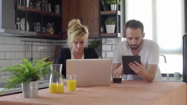 Make Och Fru Söker Internet Kaffepausen Sitt Kökspar Köket Morgonen — Stockvideo